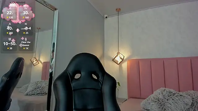 SUNNYCYRUS online show from September 30, 2025, 12:32 pm