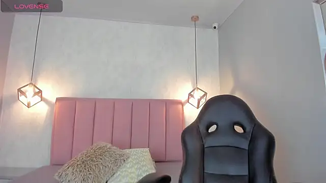 SUNNYCYRUS online show from November 8, 2025, 12:27 pm