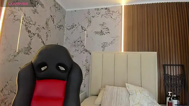 SUNNYCYRUS online show from November 12, 2025, 12:38 pm