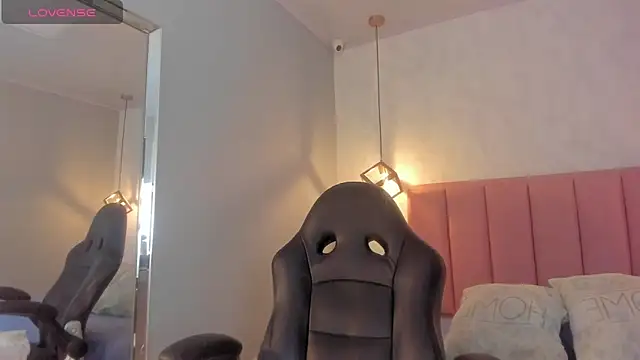 SUNNYCYRUS online show from January 13, 2026, 12:43 pm