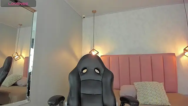 SUNNYCYRUS online show from March 4, 2026, 12:33 pm