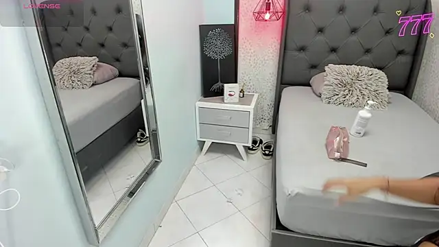 SUZETMONACO online show from May 13, 2026, 7:33 pm