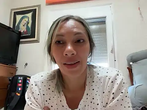 Snapshot of yenlo01 chatting on June 3, 2026, 6:57 pm yenlo01 online show from June 3, 2026, 6:57 pm