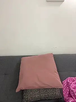 cloe small online show from February 12, 2025, 7:02 am