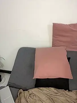 cloe small online show from February 19, 2025, 6:22 am