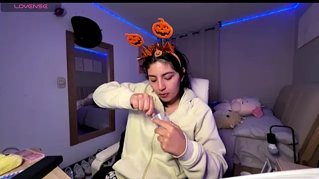 cloe small online show from October 21, 2025, 12:55 am