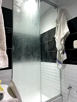 cloe small online show from November 9, 2025, 4:22 am