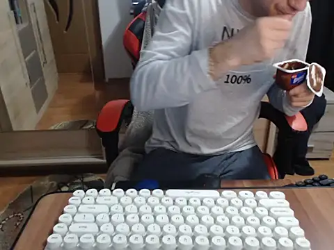 uncutguy01 online show from November 10, 2025, 4:44 am