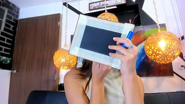 victoria aleia  online show from December 17, 2025, 11:00 pm