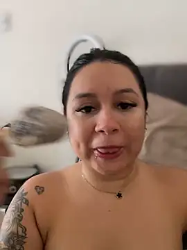 Snapshot of Pretty_Isadora chatting on October 9, 2025, 7:56 pm Pretty Isadora online show from October 9, 2025, 7:56 pm