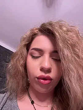 Snapshot of maddisonblush chatting on May 5, 2026, 5:43 pm maddisonblush online show from May 5, 2026, 5:43 pm