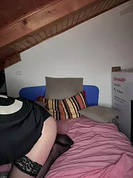 Snapshot of OniricFemme chatting on March 12, 2025, 10:28 pm OniricFemme online show from March 12, 2025, 10:28 pm