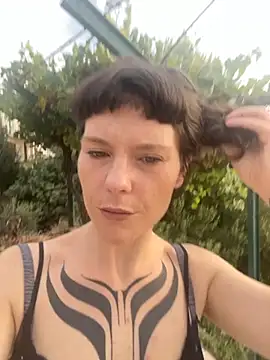 Snapshot of OniricFemme chatting on September 16, 2025, 4:41 pm OniricFemme online show from September 16, 2025, 4:41 pm