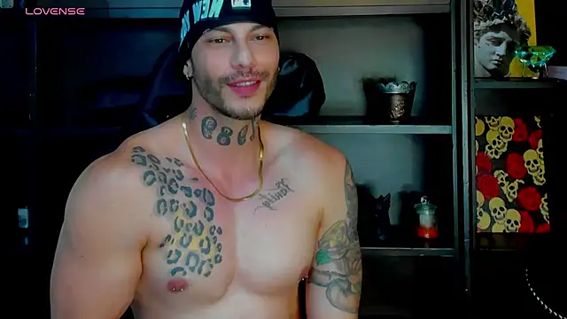 Snapshot of RickG_Oficial chatting on November 18, 2025, 8:35 pm RickG Oficial online show from November 18, 2025, 8:35 pm