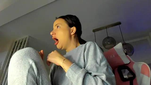 Snapshot of IreneVON chatting on October 16, 2025, 3:51 am IreneVON online show from October 16, 2025, 3:51 am