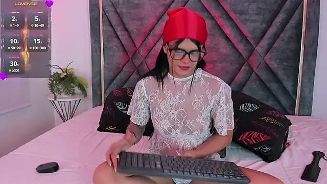 Snapshot of Dapnne_ chatting on February 6, 2025, 8:34 pm Dapnne online show from February 6, 2025, 8:34 pm