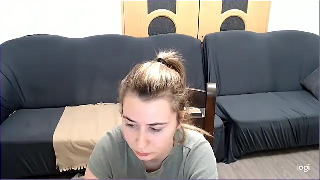 Snapshot of VioletaFlower7 chatting on December 18, 2024, 6:46 pm VioletaFlower7 online show from December 18, 2024, 6:46 pm