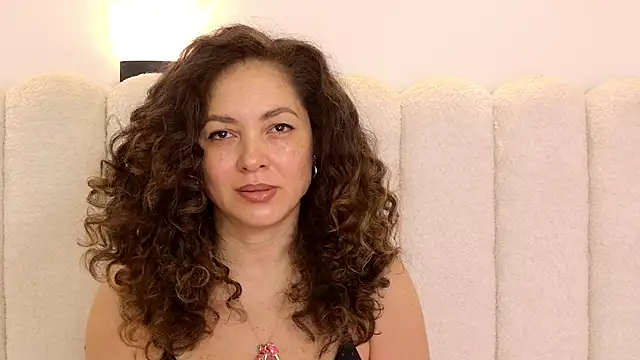 Juliabadlee online show from November 9, 2025, 7:45 pm