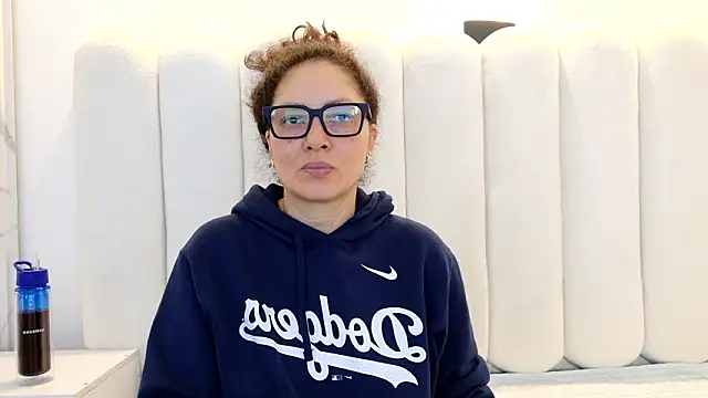 Juliabadlee online show from February 3, 2026, 11:43 pm