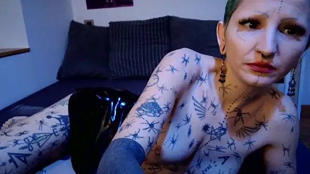 ValeryCrowley14 online show from February 2, 2026, 10:03 am