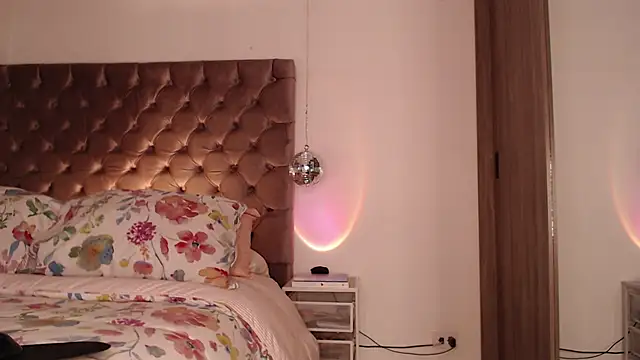 Roussmariehenao online show from February 21, 2026, 2:56 am