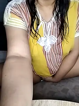 MarochienneAnissa online show from April 3, 2026, 7:28 am