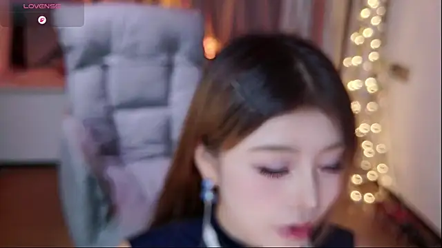 Momoever123456 online show from October 13, 2025, 2:28 pm