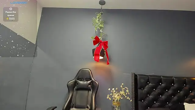 Hannah Miller   online show from December 14, 2024, 11:18 am