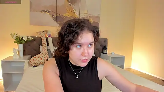Snapshot of Ariella_Sol chatting on June 5, 2026, 1:01 am Ariella Sol online show from June 5, 2026, 1:01 am