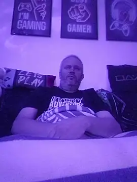 Snapshot of ShyBoy1982 chatting on October 18, 2025, 9:15 pm ShyBoy1982 online show from October 18, 2025, 9:15 pm