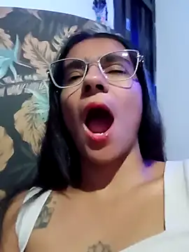 Snapshot of Leslly_ chatting on November 15, 2025, 8:11 am Leslly online show from November 15, 2025, 8:11 am