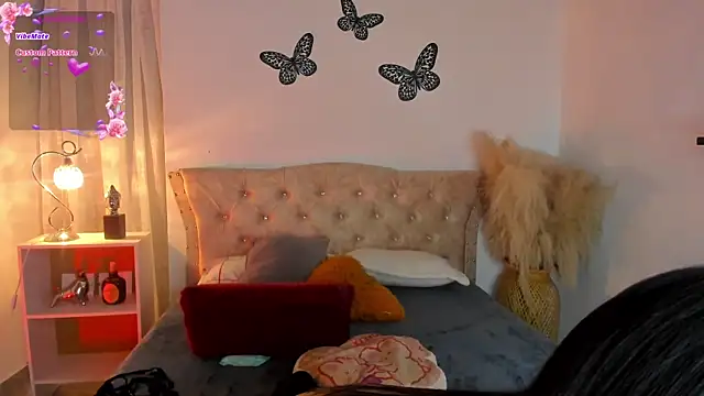 Sarahballiston  online show from September 9, 2025, 12:10 am