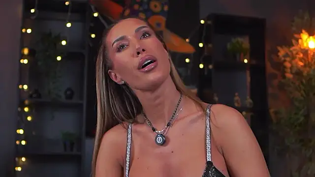 Snapshot of Evelyn_Evyyy chatting on February 3, 2026, 7:19 pm Evelyn Evyyy online show from February 3, 2026, 7:19 pm