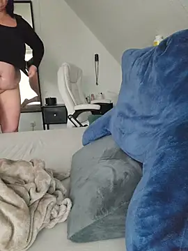 -BonnieBlack- online show from April 14, 2026, 6:08 am