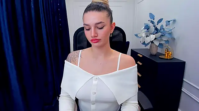 SelenaeMoore online show from November 18, 2025, 7:40 pm