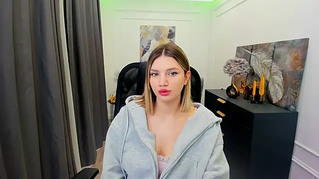 SelenaeMoore online show from April 5, 2026, 3:36 am