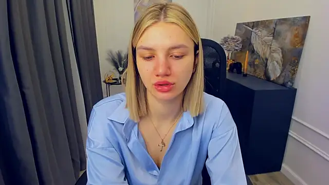 SelenaeMoore online show from April 18, 2026, 3:54 am