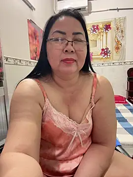 Snapshot of NDith chatting on April 12, 2026, 3:28 pm NDith online show from April 12, 2026, 3:28 pm