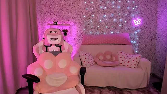 Snapshot of luna_cross chatting on February 2, 2025, 6:15 am luna cross online show from February 2, 2025, 6:15 am