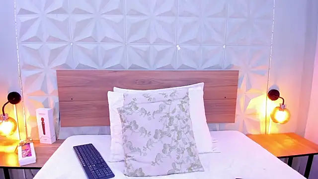 Snapshot of Stacey_white_ chatting on October 3, 2025, 8:28 pm Stacey white online show from October 3, 2025, 8:28 pm