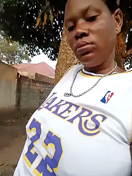 Snapshot of Broan_me chatting on February 24, 2025, 4:27 am Broan me online show from February 24, 2025, 4:27 am