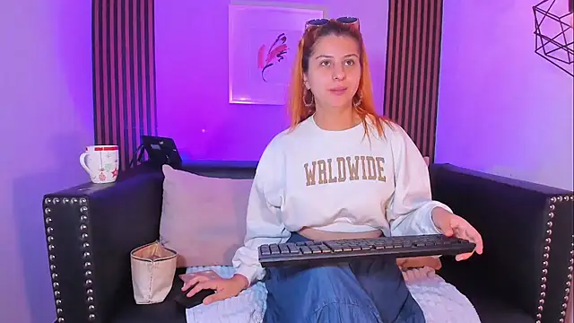 Nahiajhonson  online show from November 7, 2025, 1:00 pm