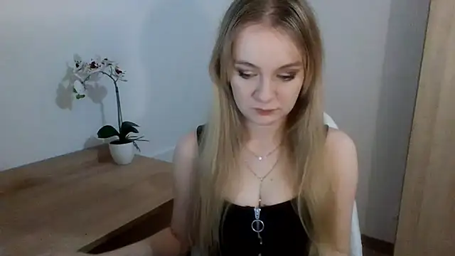Snapshot of AlmaHoney chatting on February 4, 2025, 4:08 pm AlmaHoney online show from February 4, 2025, 4:08 pm