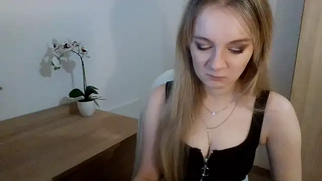 Snapshot of AlmaHoney chatting on February 4, 2025, 7:11 pm AlmaHoney online show from February 4, 2025, 7:11 pm