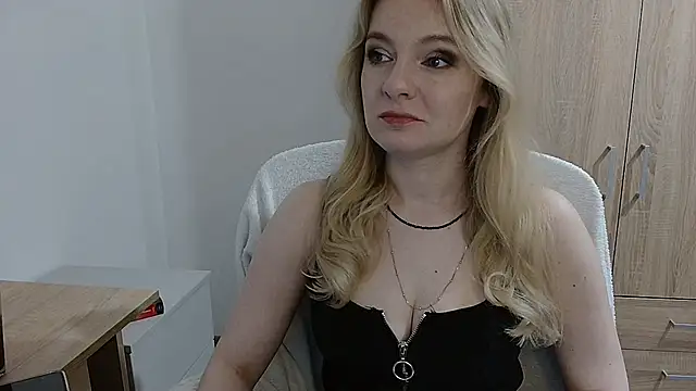 AlmaHoney online show from May 25, 2026, 8:04 pm