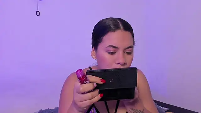 Snapshot of crystalvazquez chatting on November 7, 2025, 12:49 pm crystalvazquez online show from November 7, 2025, 12:49 pm