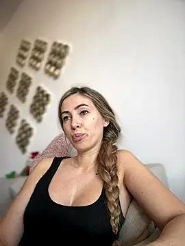 RaquelleDevon online show from December 19, 2025, 12:45 pm