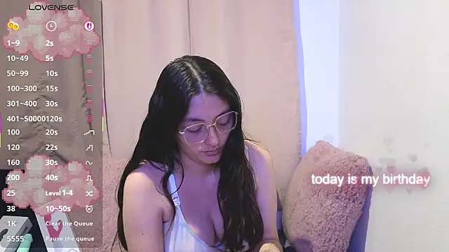 lessliee22  online show from May 13, 2026, 6:22 am