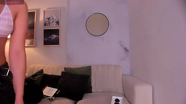 lara madisson online show from July 16, 2026, 5:46 am