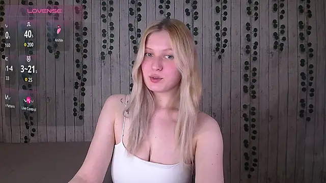 EmiliaDuchess online show from November 25, 2025, 2:39 pm